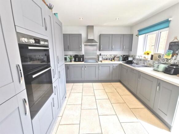 Spacious 'L' shaped open plan Kitchen/Dining Room