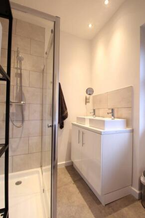 4 bed House to rent Image 9