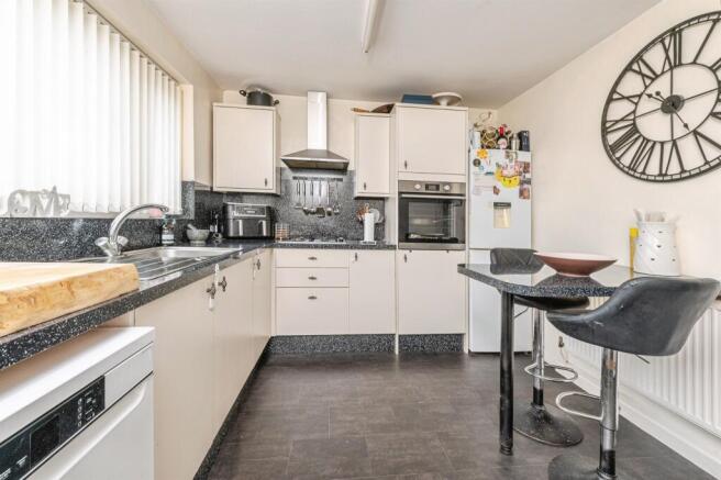 3 bed Ground Flat for sale Image 3