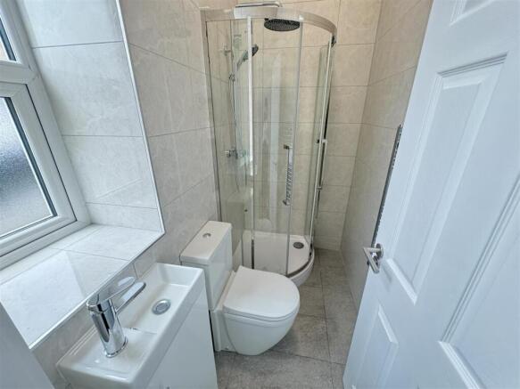 3 bed Apartment to rent Image 10