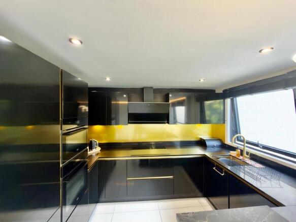 3 bed Apartment to rent Image 7