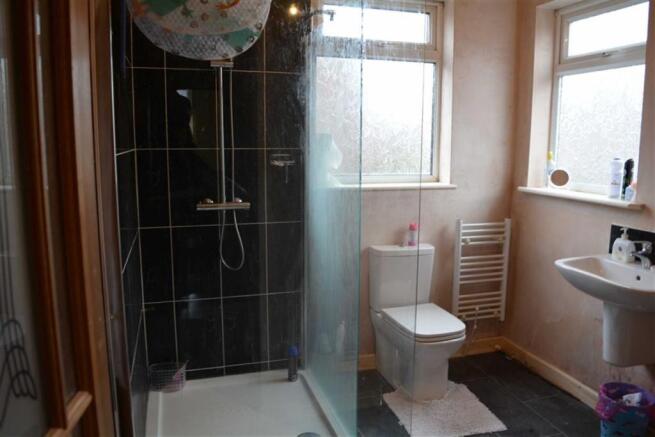 FAMILY SHOWER ROOM