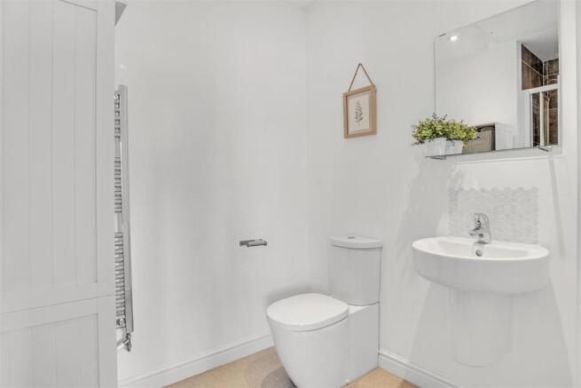 MASTER EN-SUITE