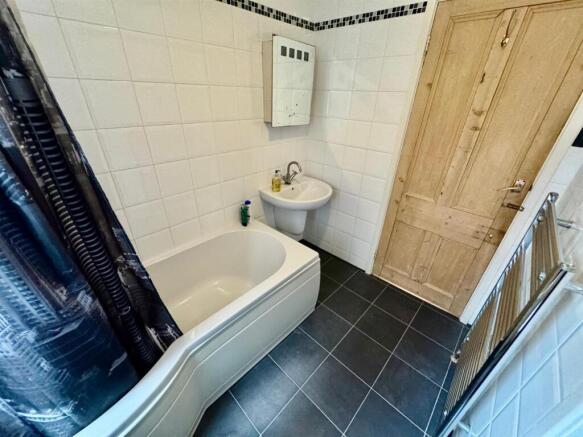 2 bed Flat for sale Image 6