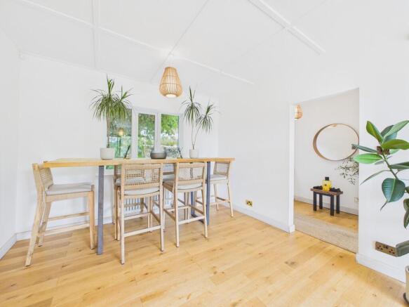 5 bed Semi-Detached for sale Image 8