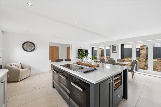 5 bed House for sale Image 9