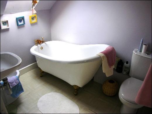 EN-SUITE BATHROOM