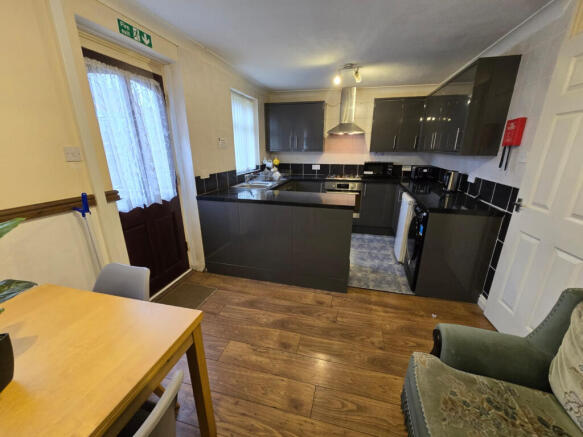 1 bed House Share to rent Image 5