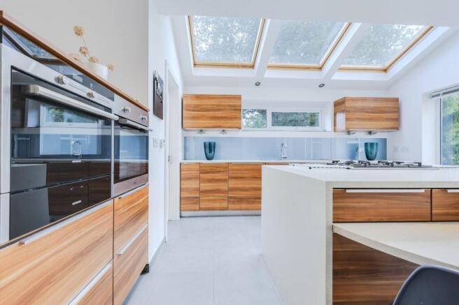 6 bed Detached to rent Image 4