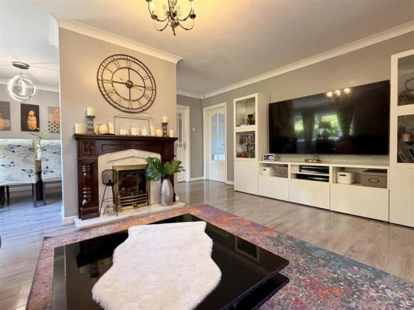 4 bed Detached to rent Image 8