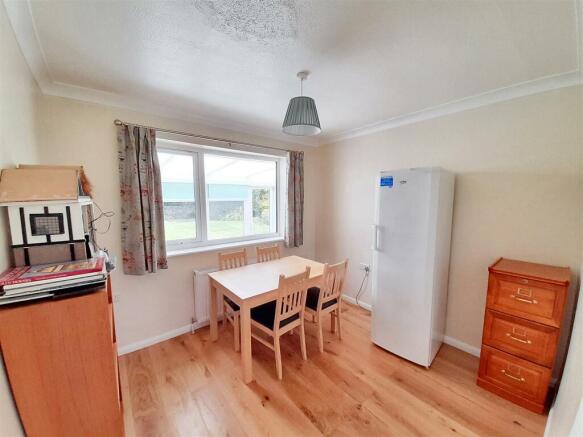Bedroom 2 / dining room
