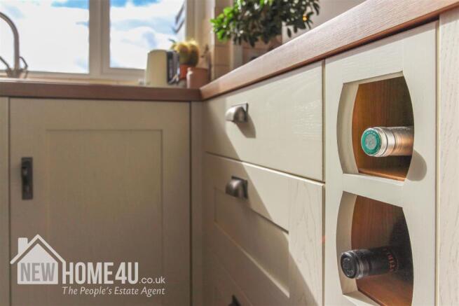 KITCHEN / DINER: