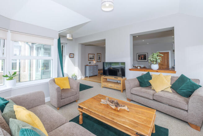 Lounge to Kitchen