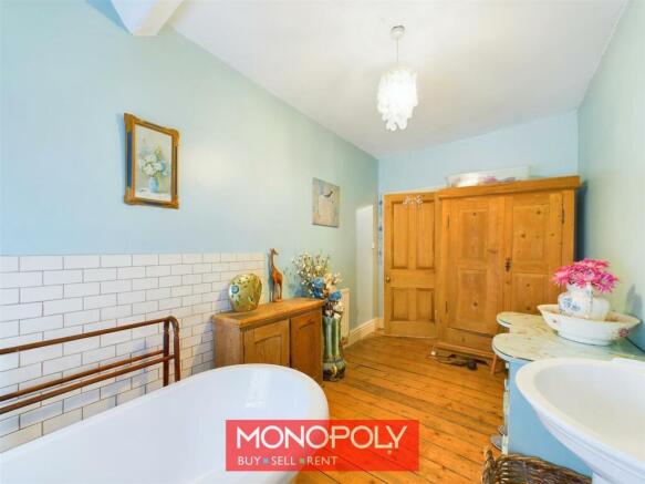 Family Bathroom 2nd Floor