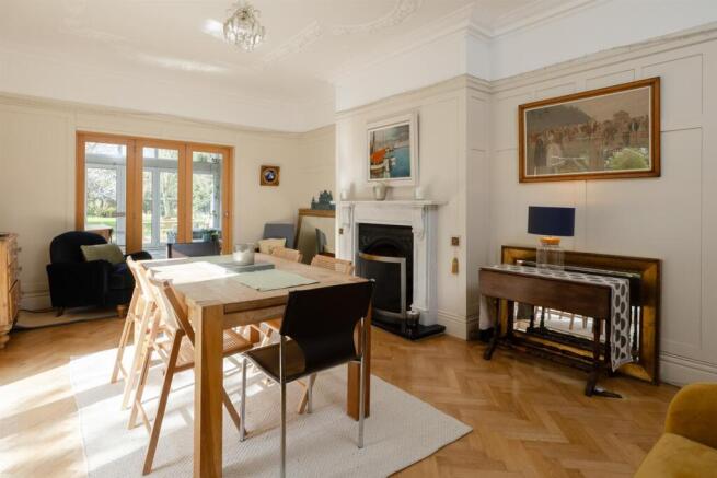 6 bed House for sale Image 9