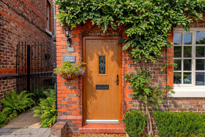 10 BROAD LANE-16.jpg