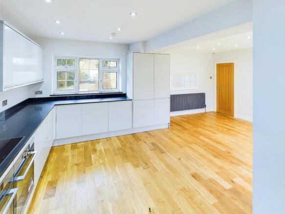 4 bed Detached to rent Image 11