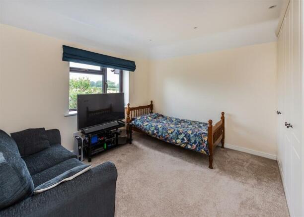 5 Dimmingsdale Road-bed4.jpg