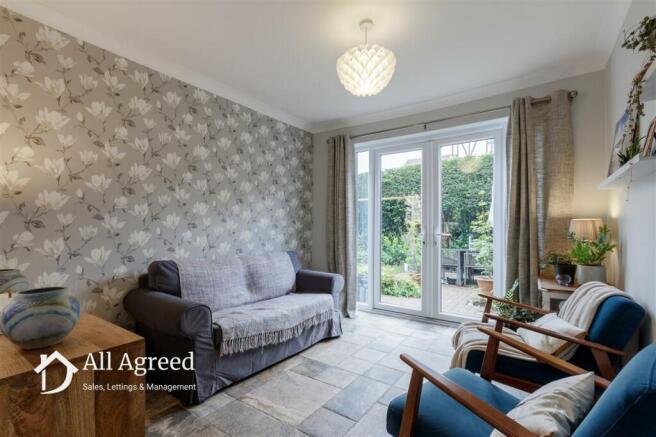 SNUG/SITTING ROOM
