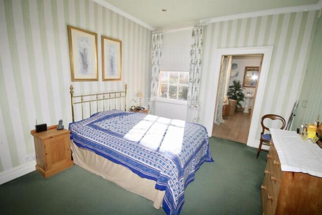 Bedroom 1_4.jpg