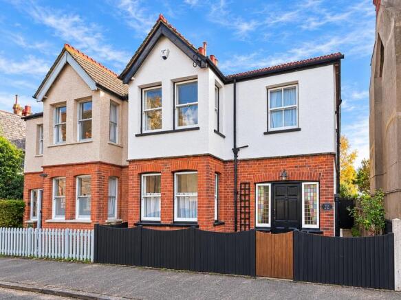 Victorian Terrace House in Bright Daylight-Duplica