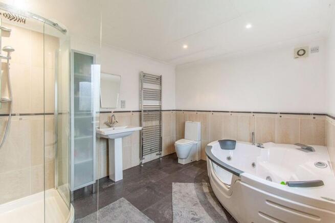 Family Bathroom / WC