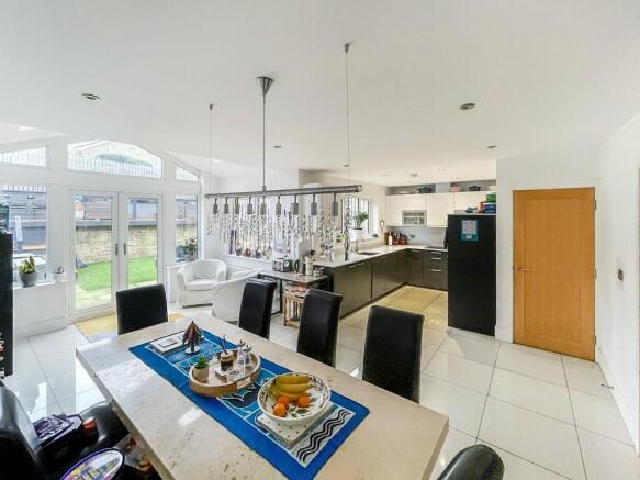 5 bed Detached for sale Image 5
