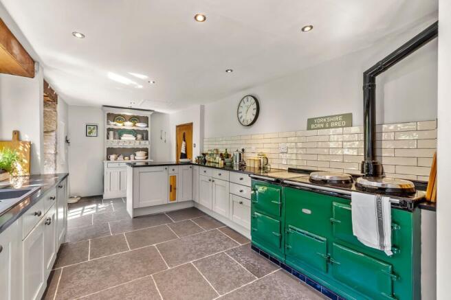 5 bed Detached for sale Image 8