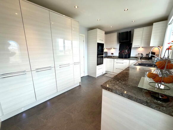 4 bed Detached for sale Image 10