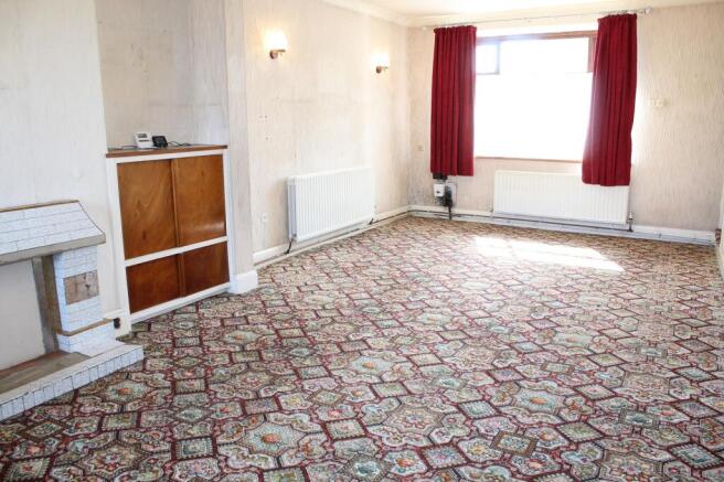 Lounge / Dining Room Picture 2