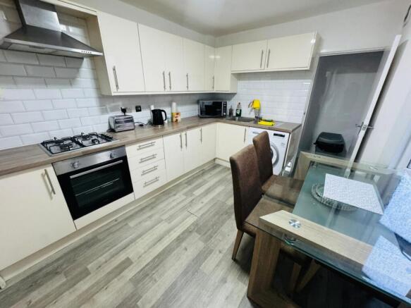 1-bedroom Flat right next to Upton Park