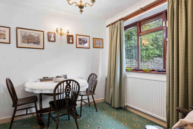 5 bed Detached for sale Image 7