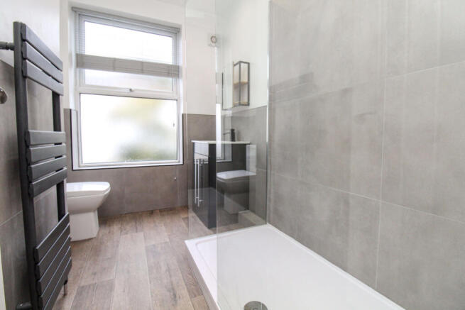 4 bed House to rent Image 9