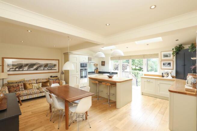 4 bed Semi-Detached for sale Image 2