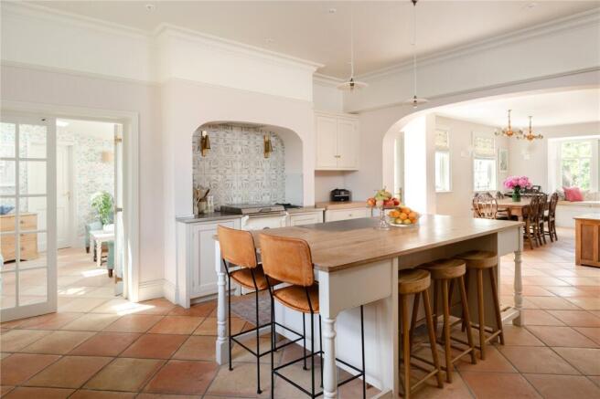 6 bed Detached for sale Image 5
