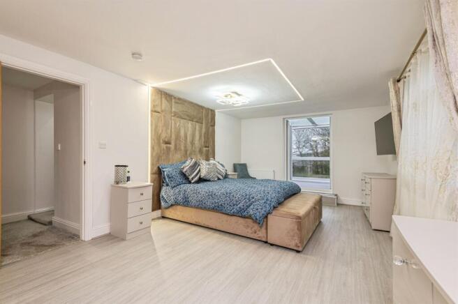 4 bed Detached for sale Image 5