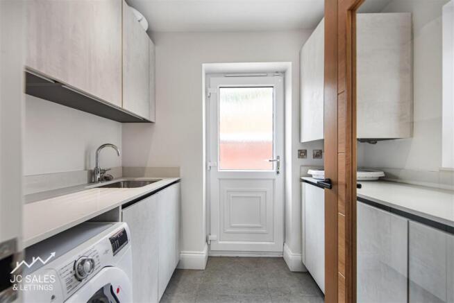 4 bed Detached for sale Image 11