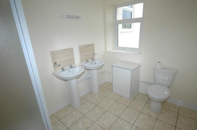 FAMILY SHOWER ROOM