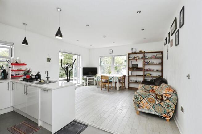 2 bed Apartment for sale Image 4