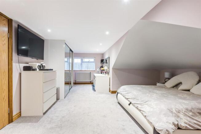 Master Bedroom..jpg