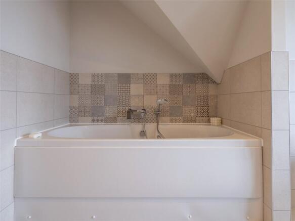 5 bed Detached for sale Image 7