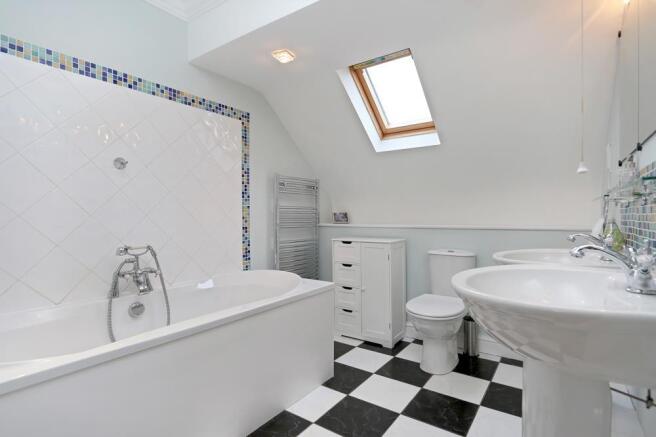 EN-SUITE BATHROOM