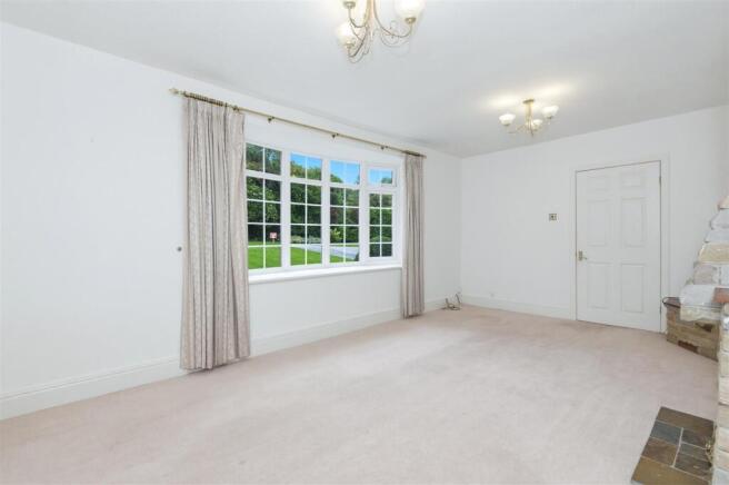 5 bed Detached for sale Image 8