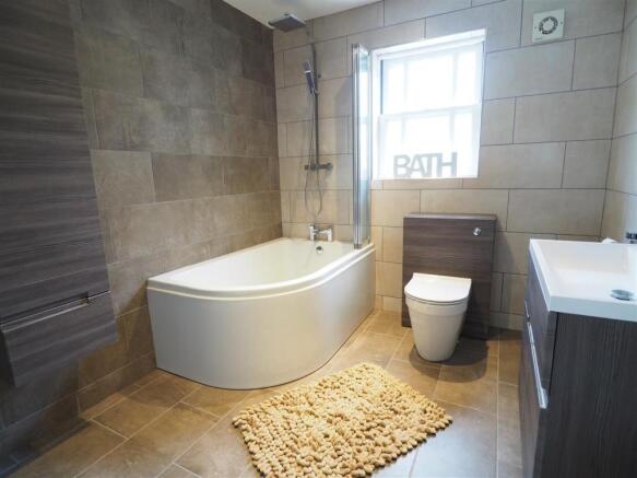 First Floor En-Suite Bathroom 580