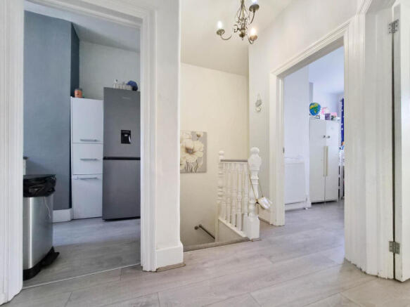 2-bed flat on Fleetwood Avenue, Westcliff-On-Sea, £220,000