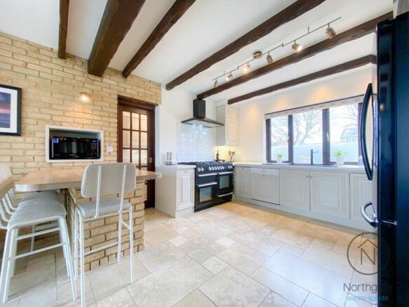Living / Breakfast / Kitchen 