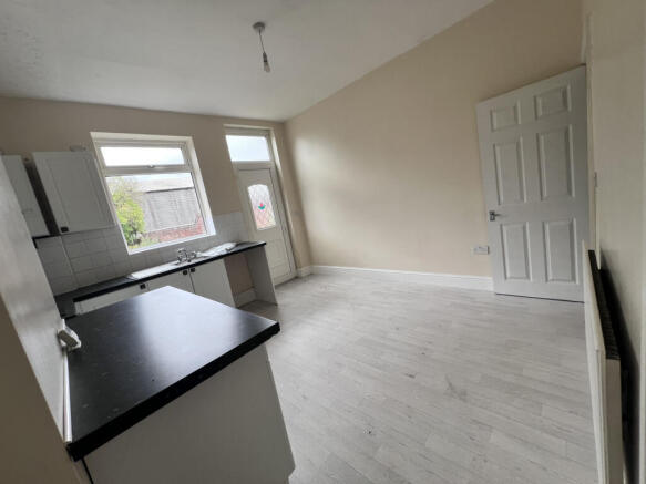 2 bed Terraced to rent Image 5