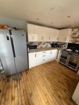 4 bed House for sale Image 5