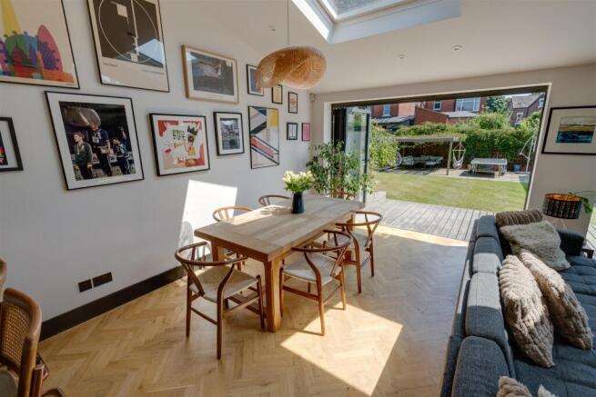 6 bed Detached for sale Image 4