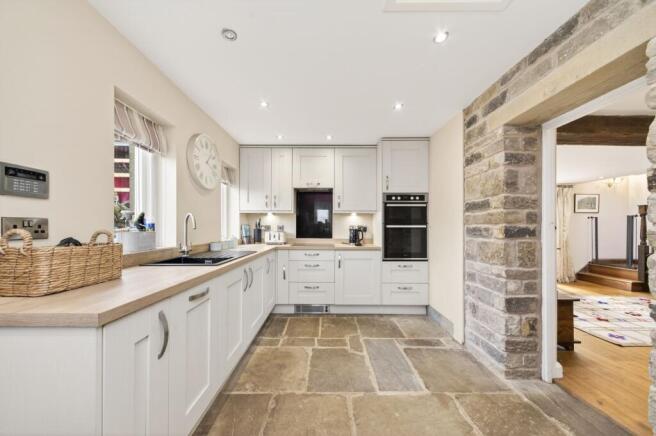 5 bed Detached for sale Image 12